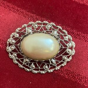 Vintage 80s Silver Tone Filigree Alloy & Faux Cream Pearl Broach